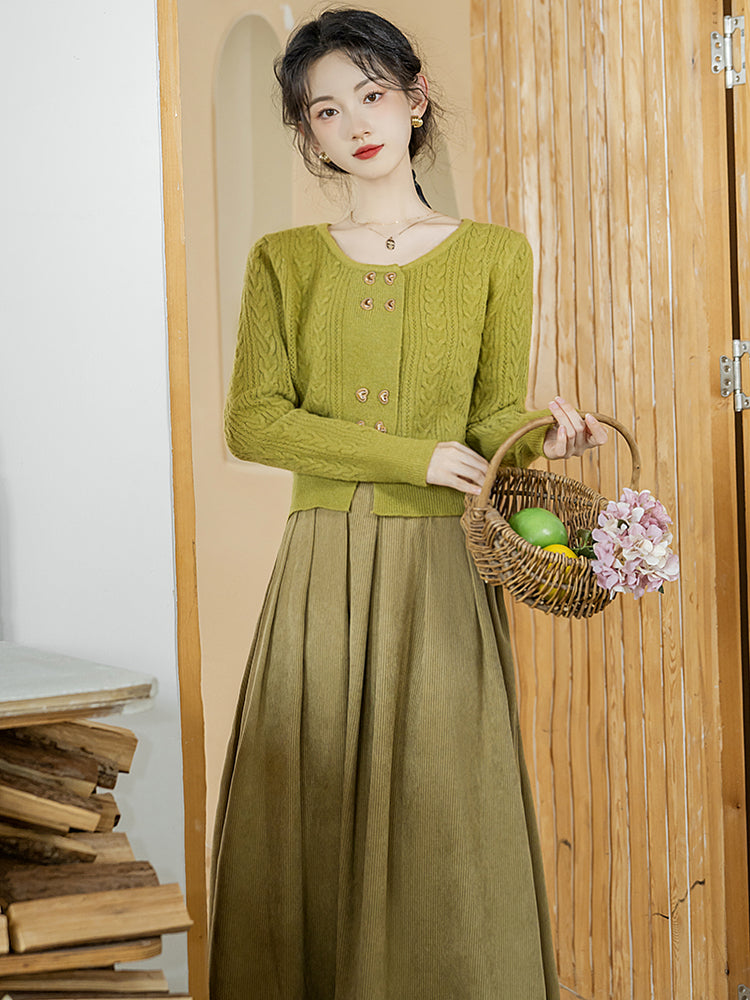 萌黄色の編み柄セーターとコーデュロイスカート