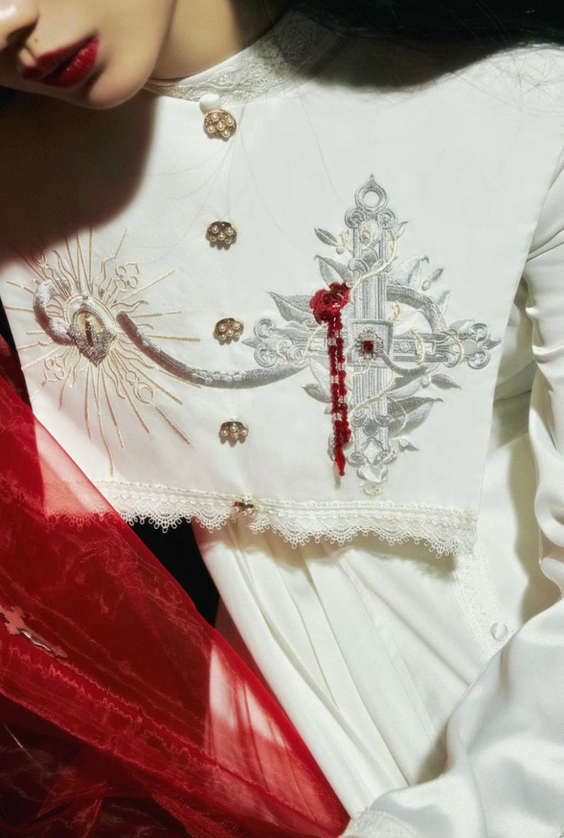 十字剣と花葉の刺繍付け襟