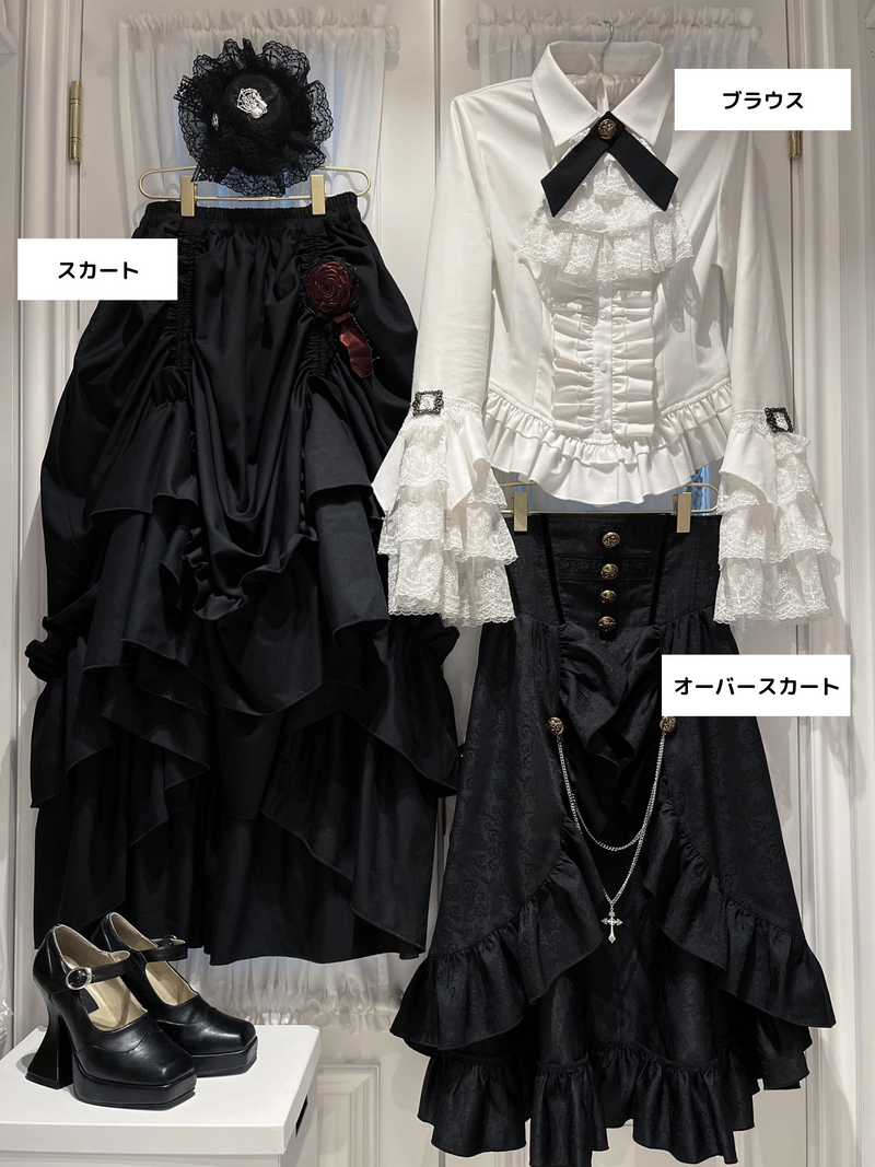 宮廷貴族のお嬢様のエレガントスカートとオーバースカートとブラウス