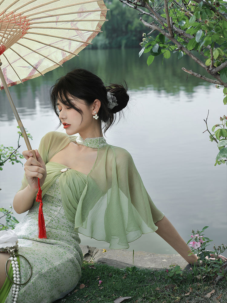 Young grass crowd cheongsam dress after rain