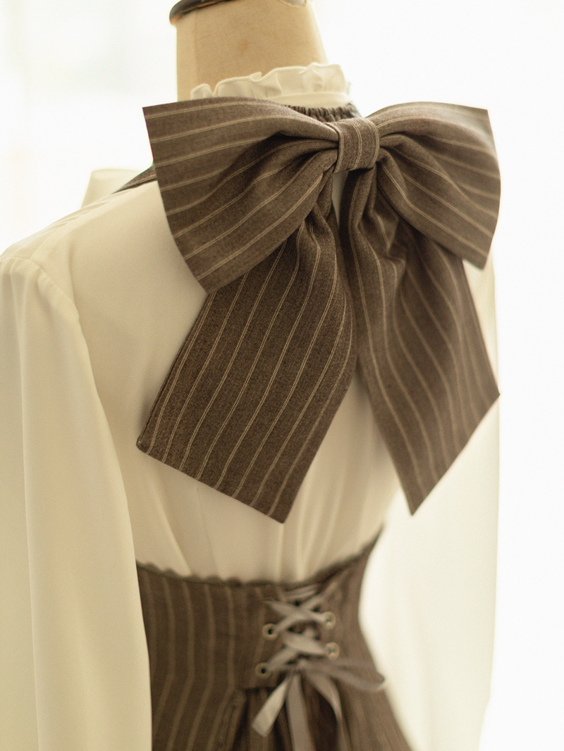 英国のお嬢様ジャンパースカートとハイネックリボンブラウス