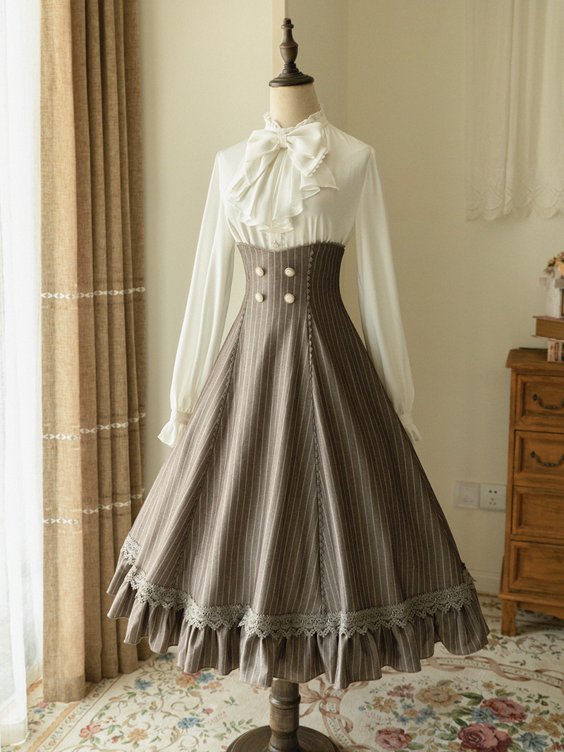 英国のお嬢様ジャンパースカートとハイネックリボンブラウス