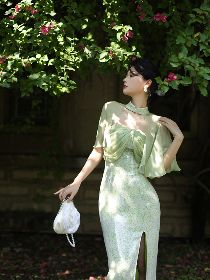 Young grass crowd cheongsam dress after rain