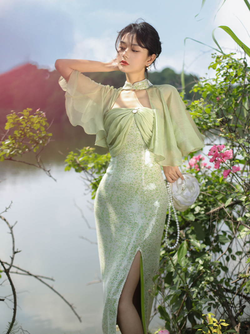 Young grass crowd cheongsam dress after rain