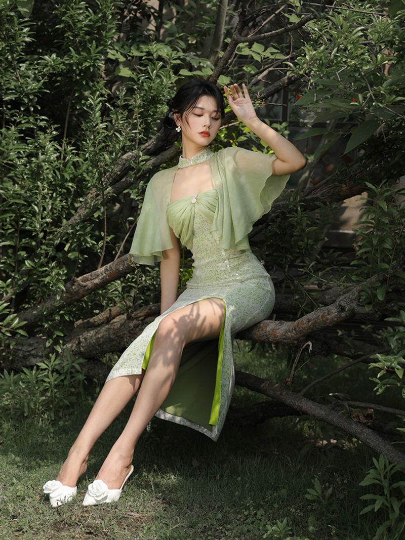 Young grass crowd cheongsam dress after rain