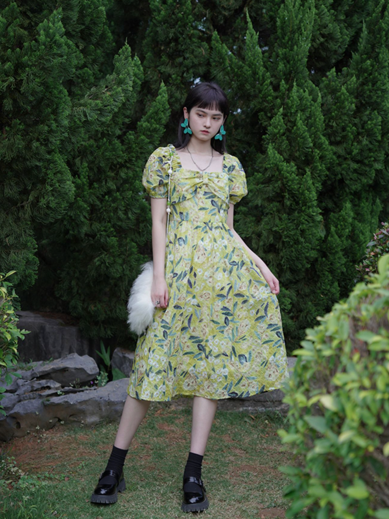 Yellow-green oil painting French dress