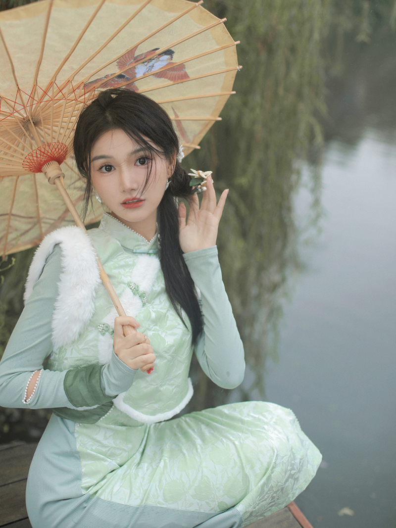 A cheongsam dress and a cheongsam vest with scattered petioles on a white-green ground