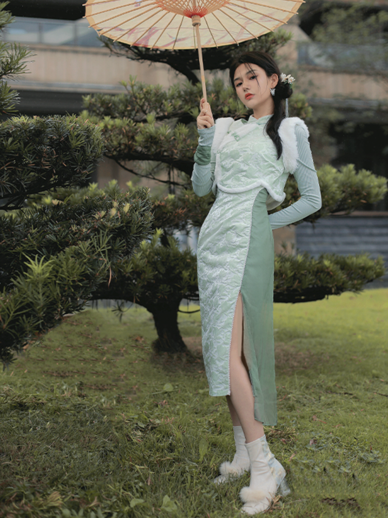A cheongsam dress and a cheongsam vest with scattered petioles on a white-green ground