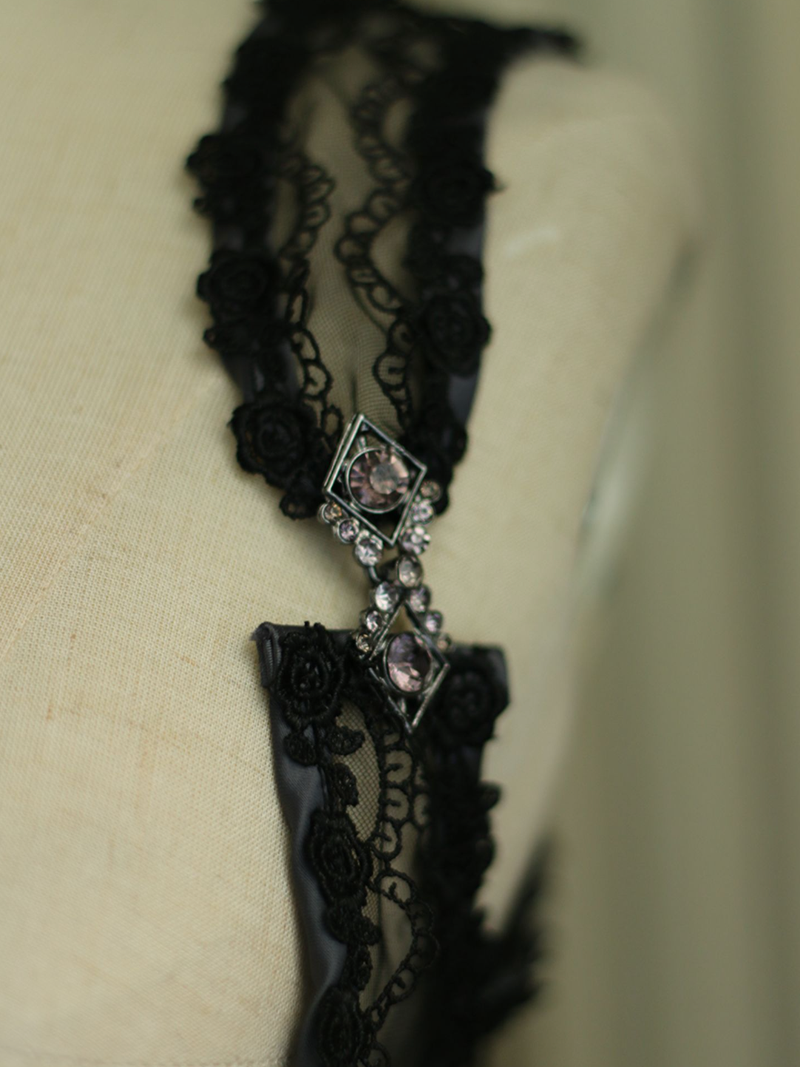 Embroidered Corset of Gosho-zome and Jet-black Lady