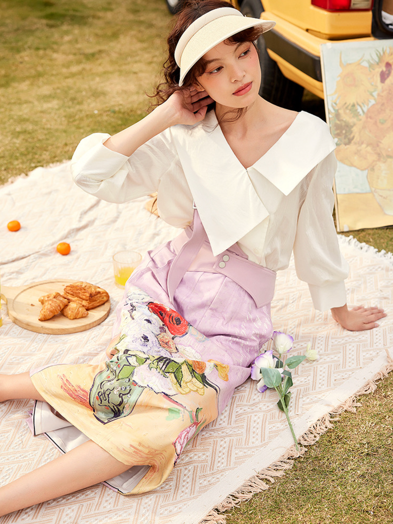 バラとアネモネのある日本の花瓶とアルルの寝室のストラップスカート