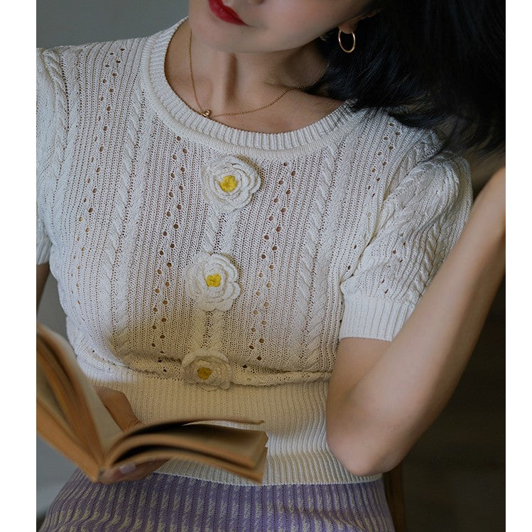 Knit blouse with blooming daisy flowers