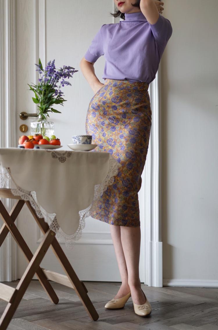 青紫の花柄ジャガードサテンスカート
