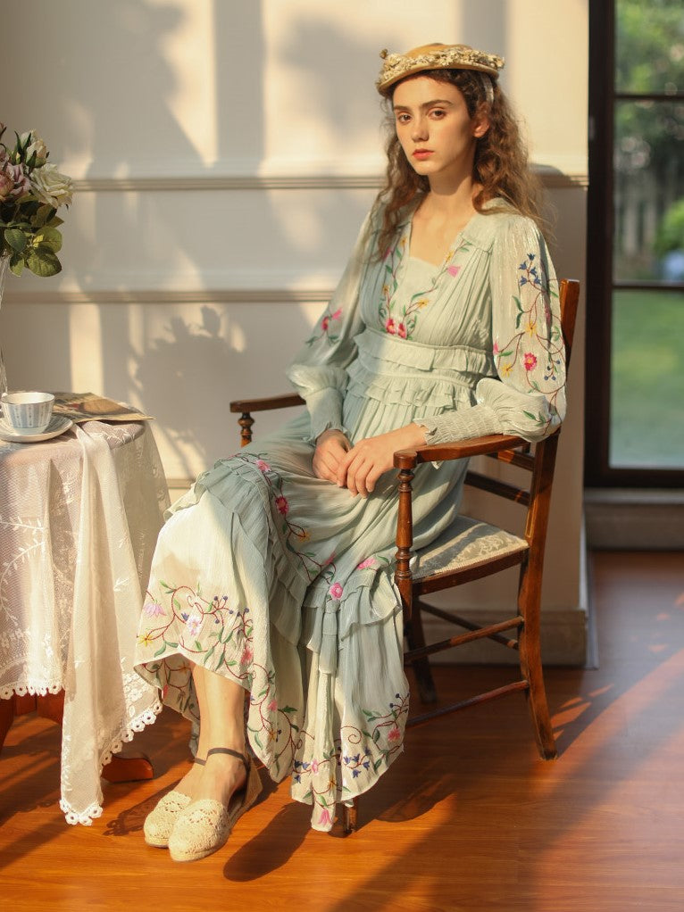 Floral embroidery romantic dress played by forest spirits