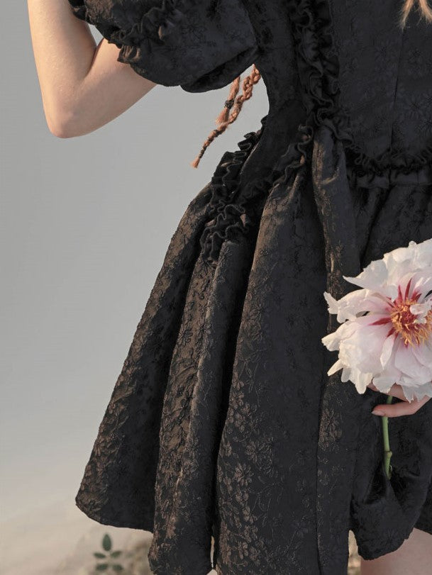 Flower pattern jacquard dress that blooms in the jet-black twilight