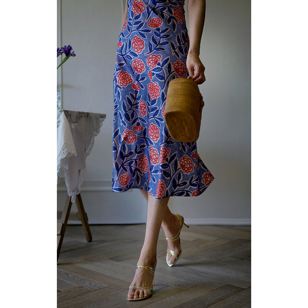 Floral camisole dress that springs up in the summer sky