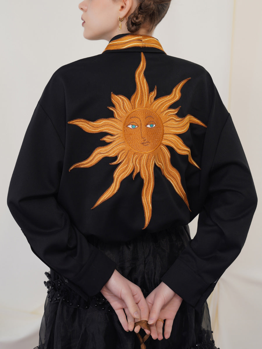渦巻く太陽の刺繍ブラウス – ManusMachina
