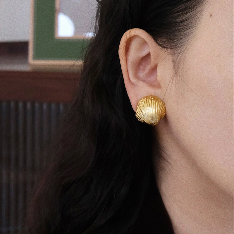 金色の貝殻の耳飾り