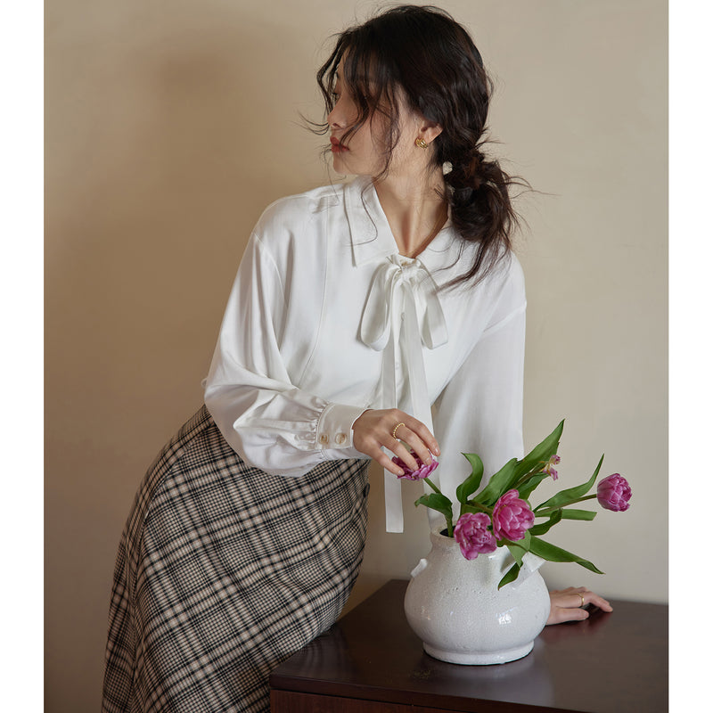 A ribbon blouse with a clear forest