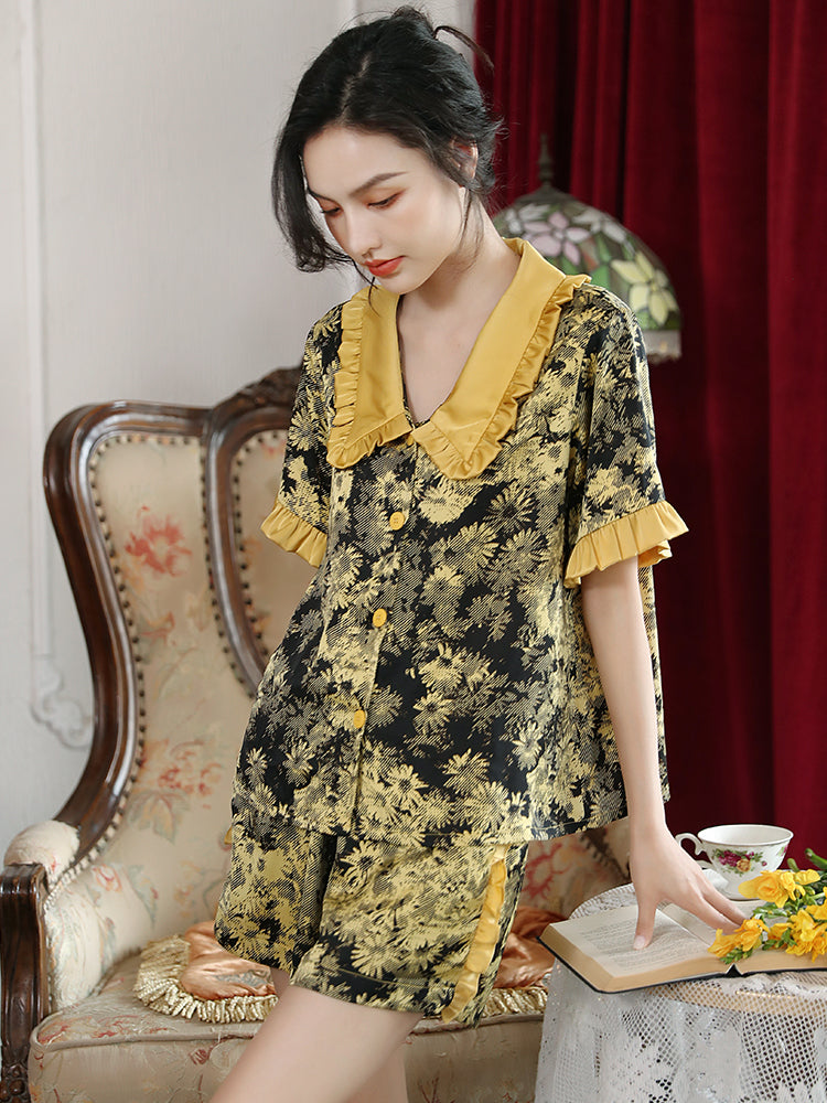 Yellow flower pattern room wear that blooms in the twilight