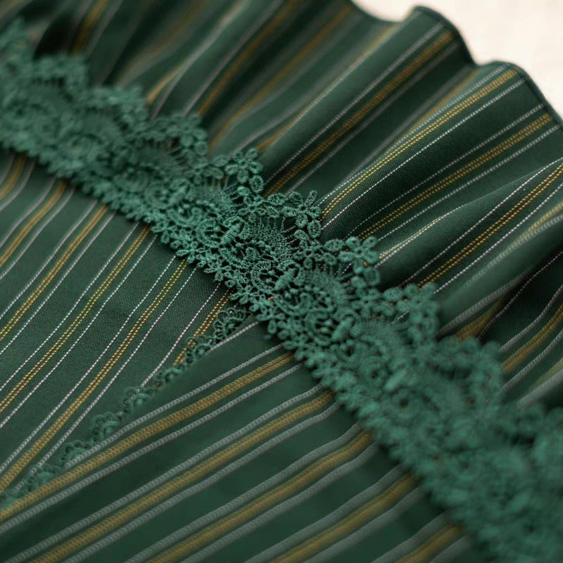 深緑のお嬢様の縦縞ジャンパースカートとハイネックリボンブラウス