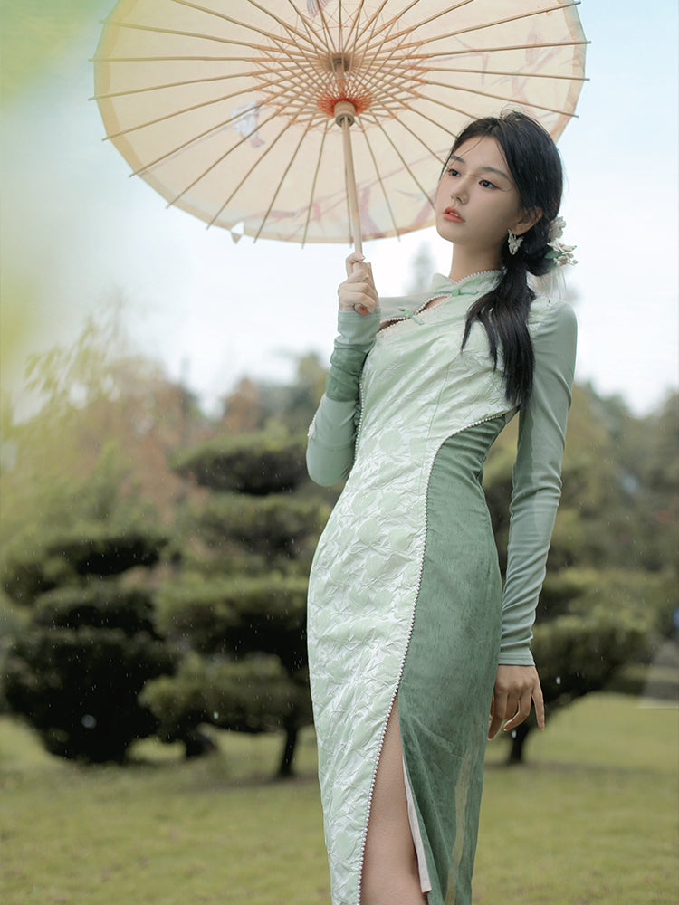 A cheongsam dress and a cheongsam vest with scattered petioles on a white-green ground