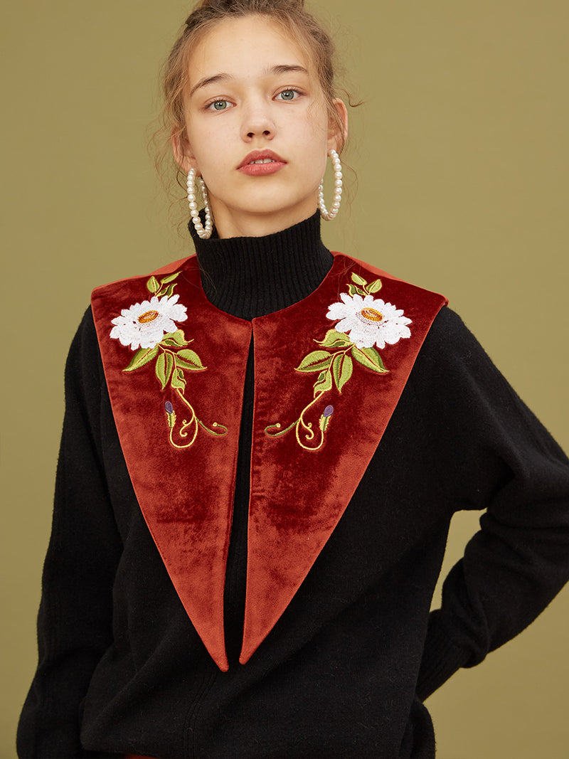 Collar with court flower embroidery