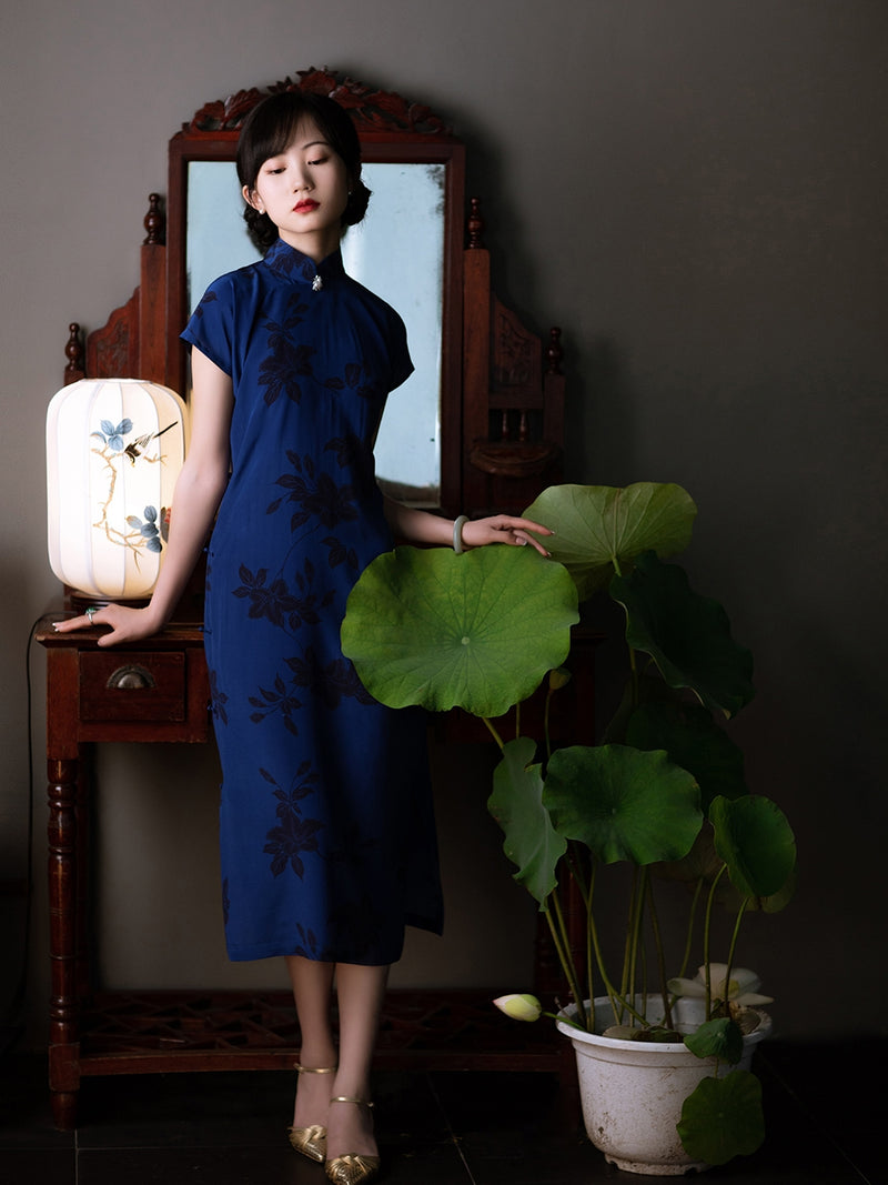 Shanghai lady's deep blue cheongsam dress