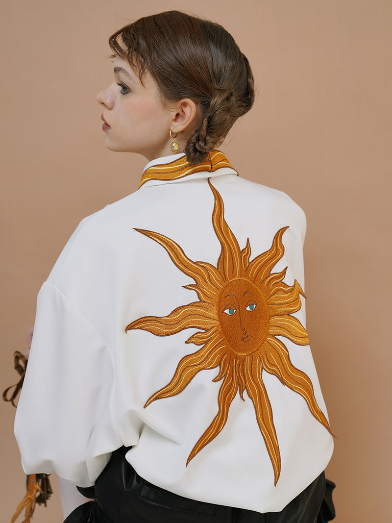 渦巻く太陽の刺繍ブラウス