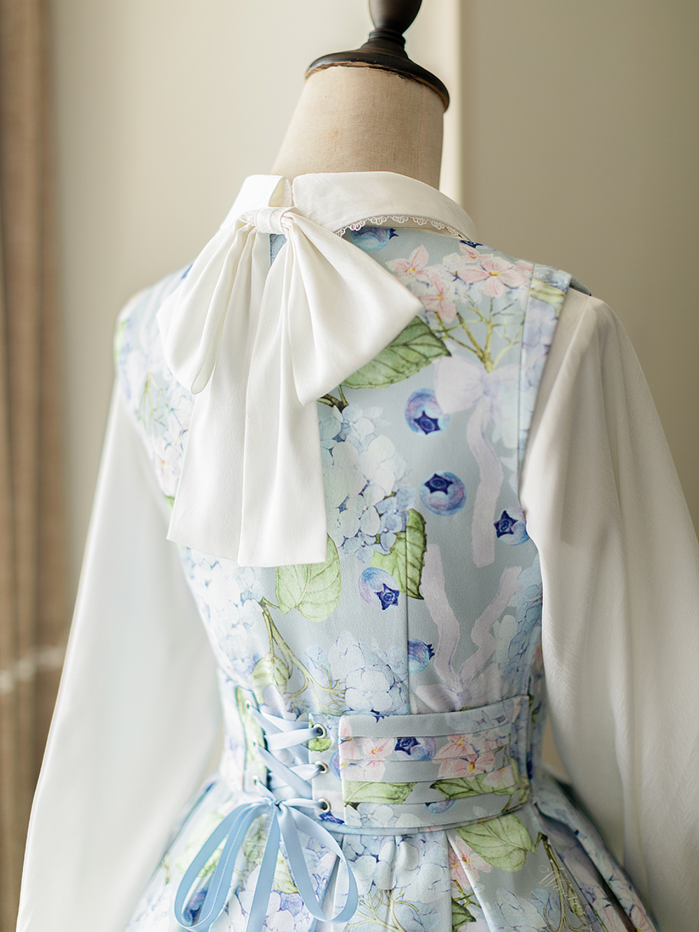 MANUS MACHINA紫陽花ジャンパースカート 水色紫陽花の水彩画ジャンパースカートとハイネックリボンブラウス