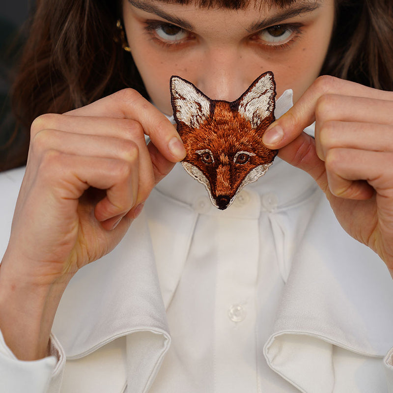 狐の刺繍の襟飾り – ManusMachina