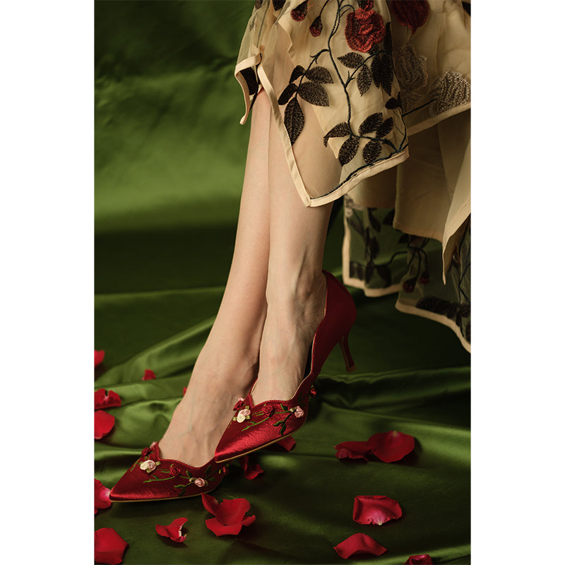 深紅の薔薇刺繍ポインテッドトゥヒールパンプス