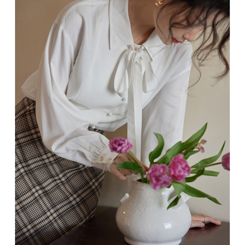 A ribbon blouse with a clear forest