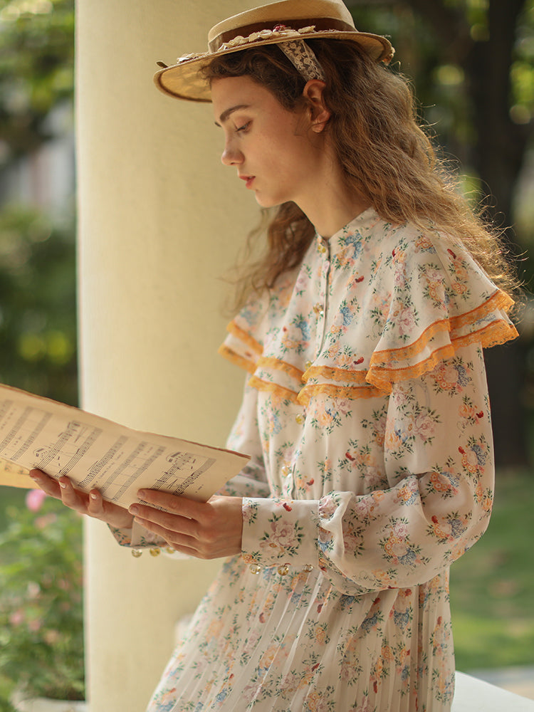 Flower pattern pleated dress dyed in the morning sunlight