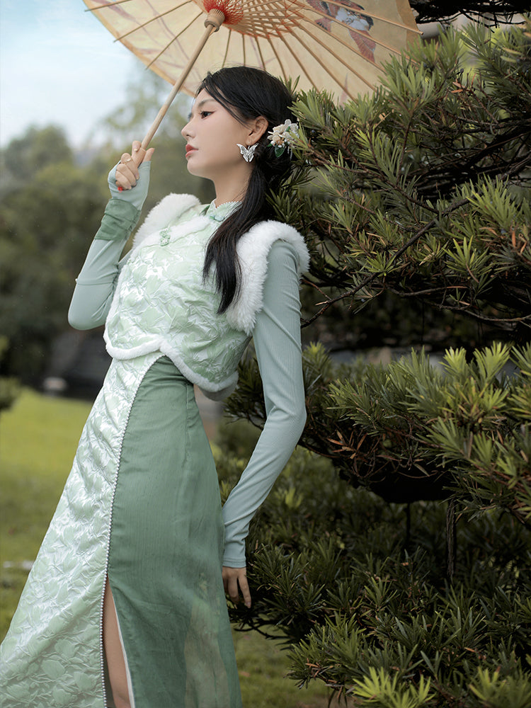 A cheongsam dress and a cheongsam vest with scattered petioles on a white-green ground