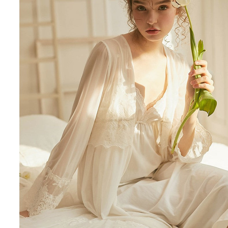 A room camisole and cardigan that invites you to sleep lightly like a veil