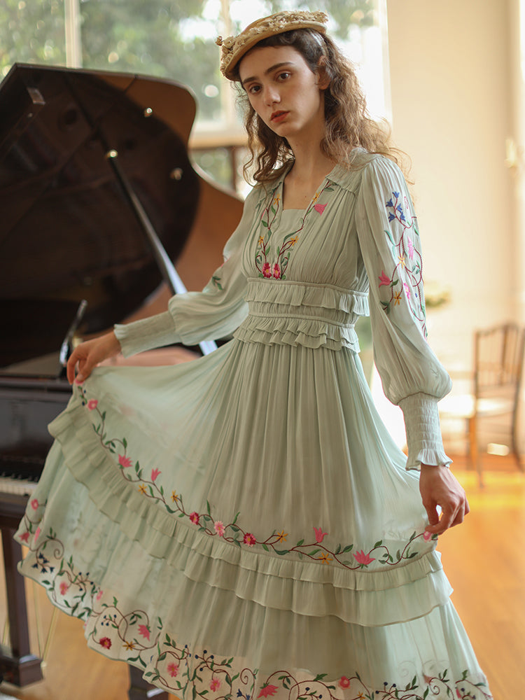 Floral embroidery romantic dress played by forest spirits