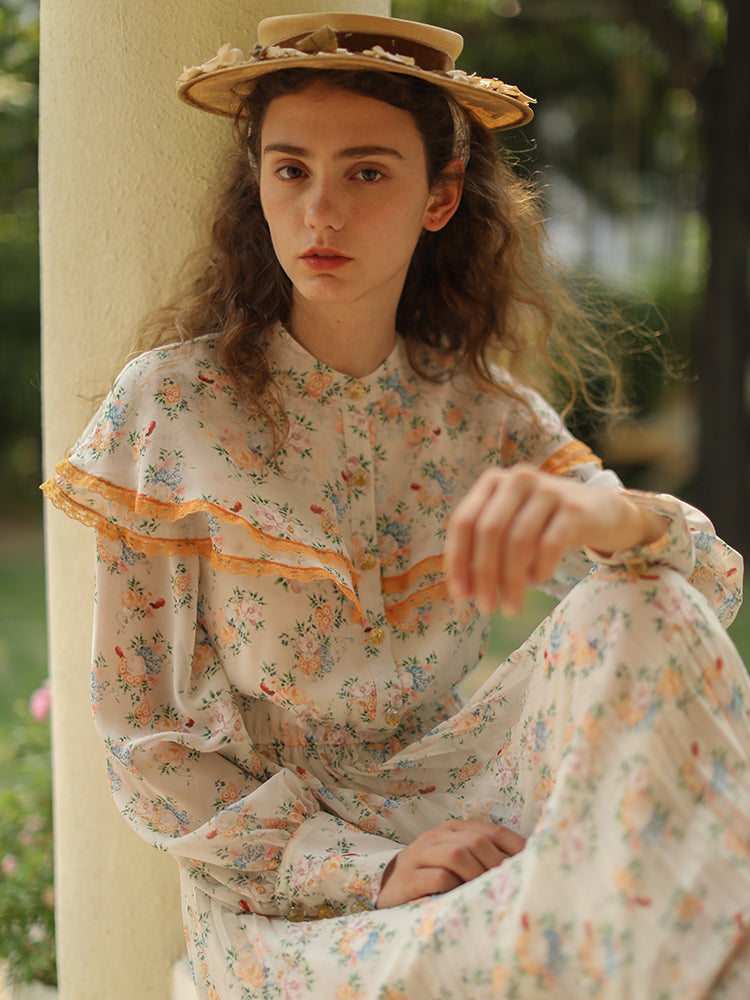 Flower pattern pleated dress dyed in the morning sunlight