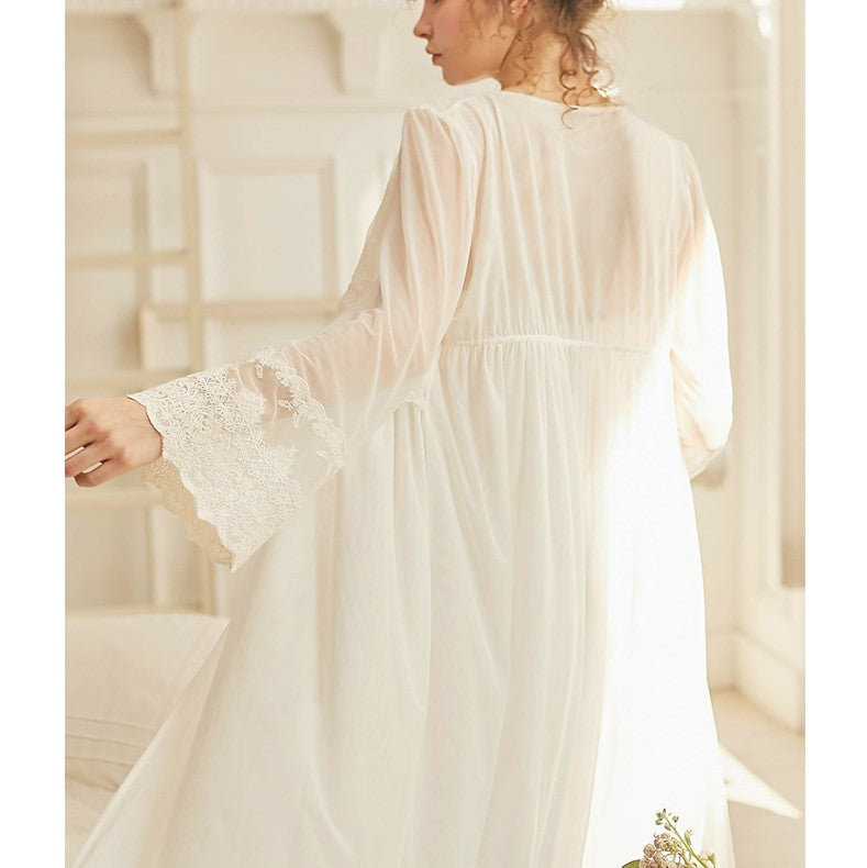 A room camisole and cardigan that invites you to sleep lightly like a veil
