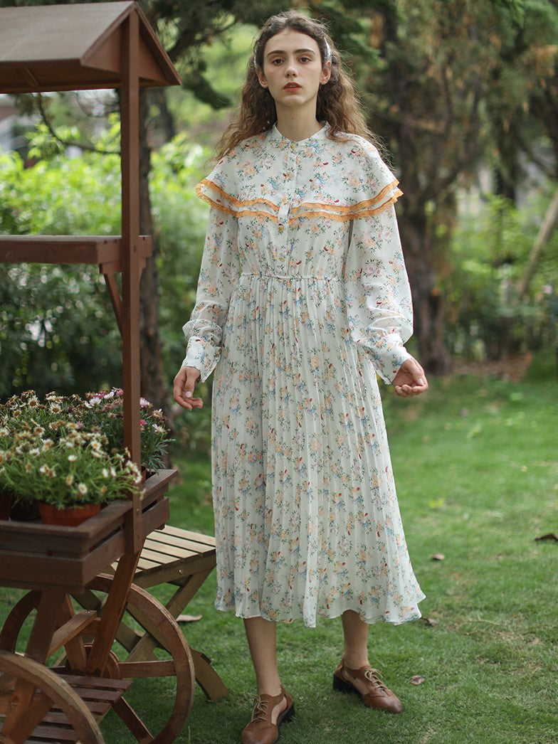 Flower pattern pleated dress dyed in the morning sunlight