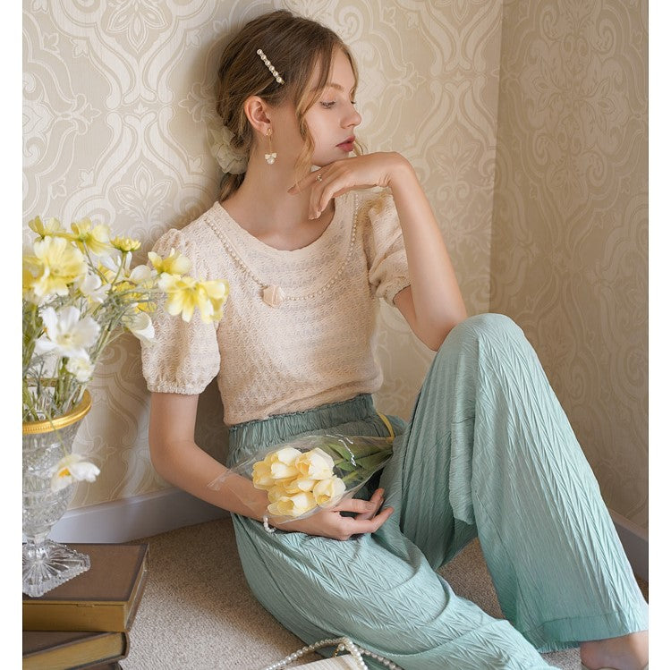 Pearl blouse of a girl who yearns for love 