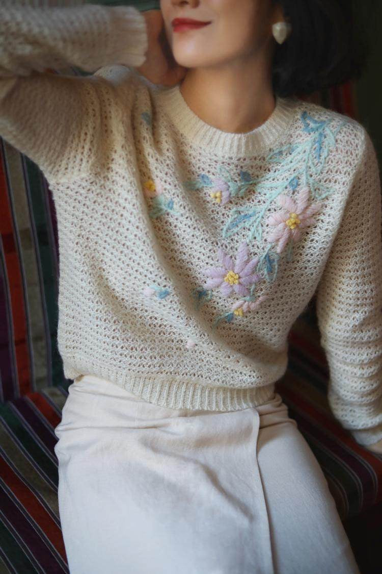 Floral embroidery retro knit that blooms in the field