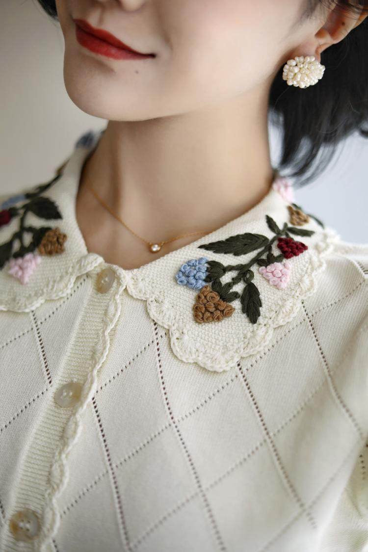 Grape embroidery knit blouse