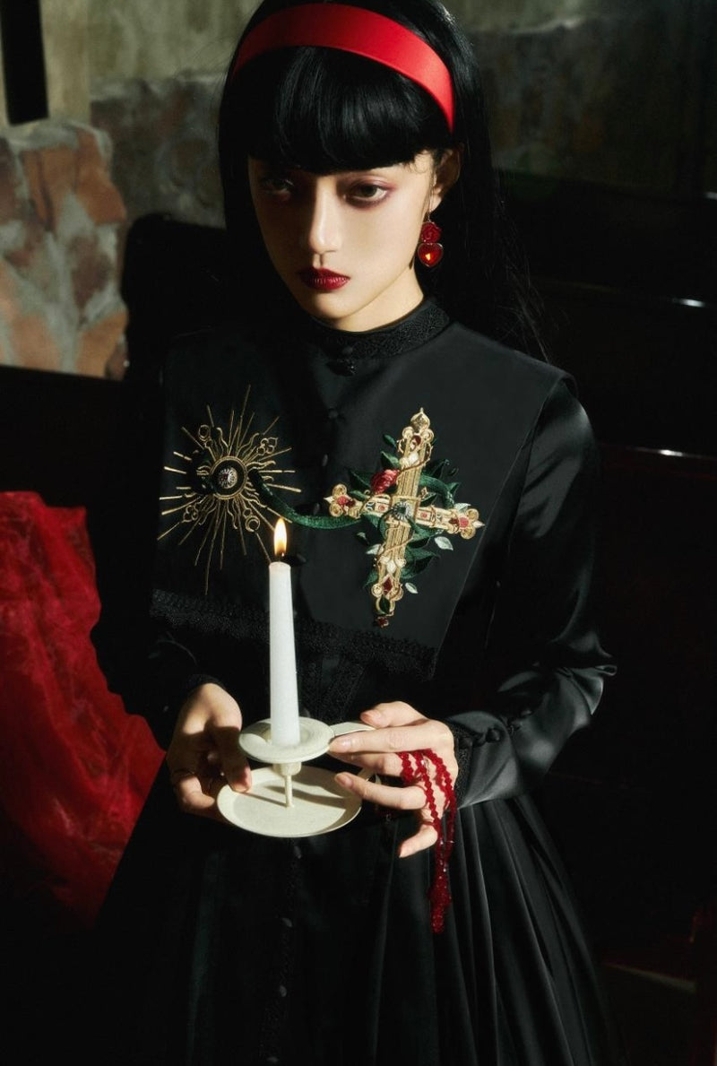 漆黒の修道女の刺繍クラシカルワンピース