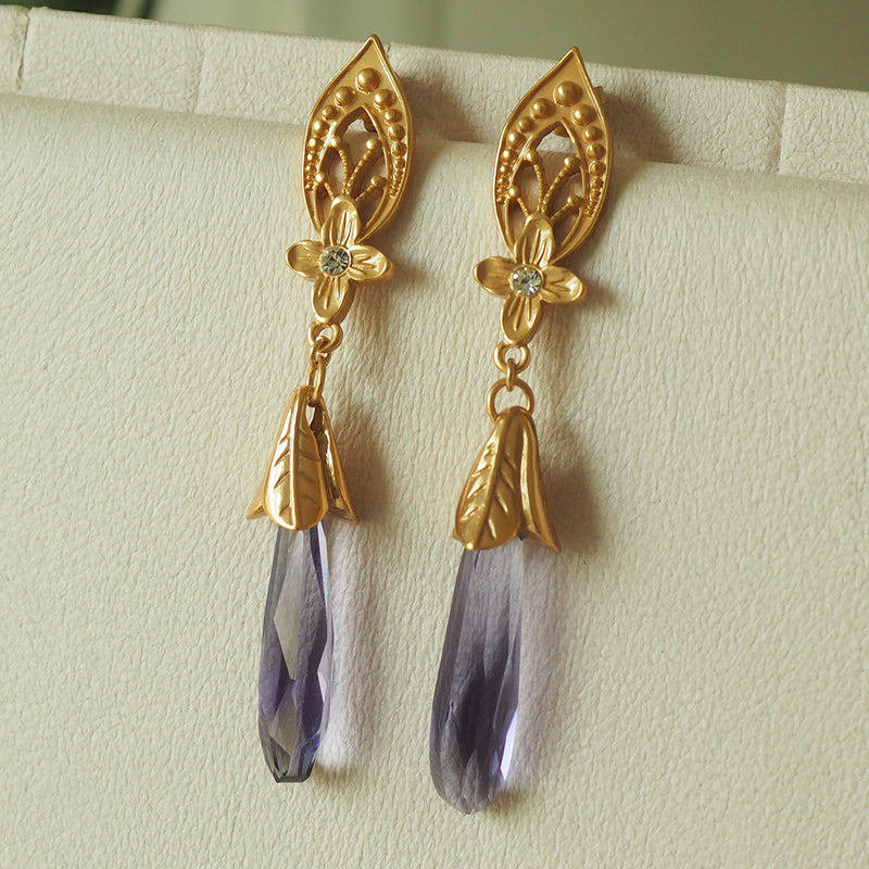 紫水晶と花飾りの耳飾り