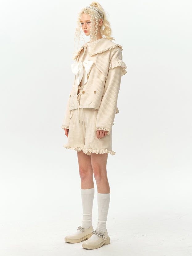Knit jacket and frilly shorts of a dreamy lady