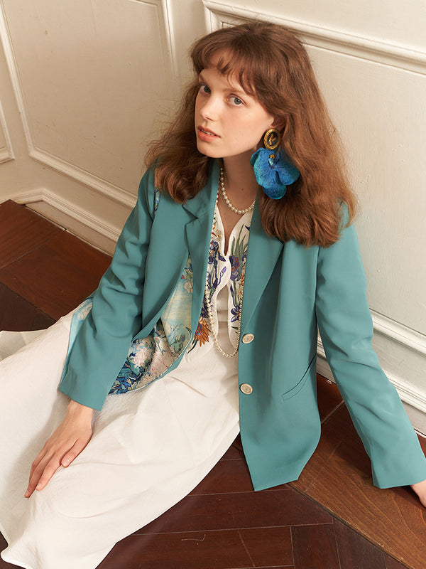 A vase with roses and a patchwork jacket with a letter to Theo