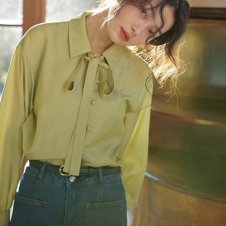 A ribbon blouse with a clear forest
