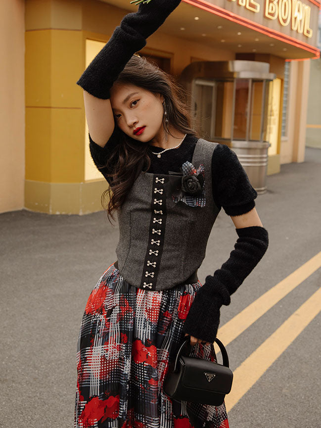 Knit shirt, bustier and skirt that play a rose concerto