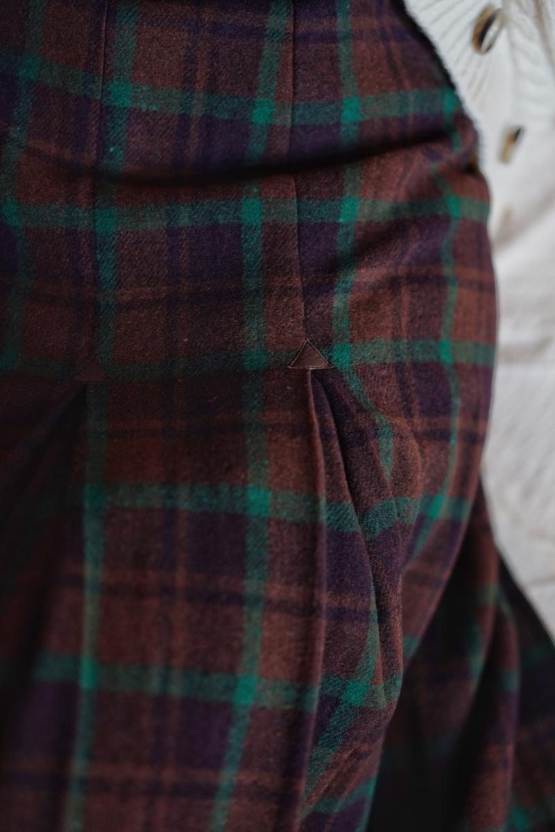 焦茶格子縞のクラシカルプリーツスカート