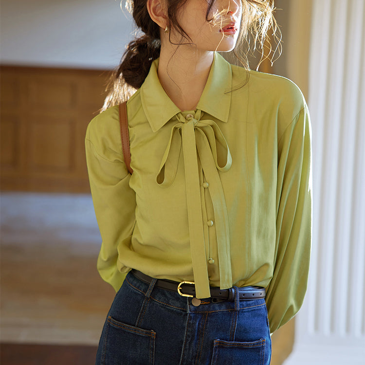 A ribbon blouse with a clear forest